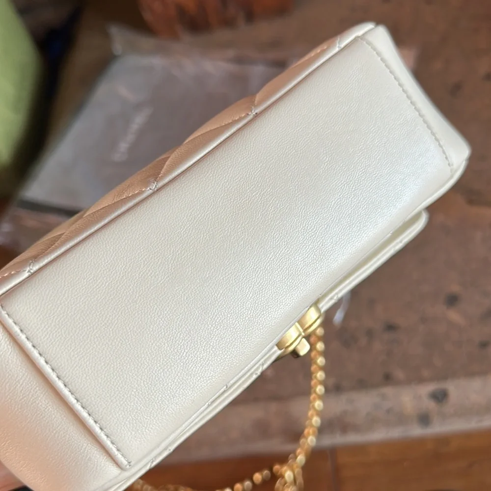🚫SOLD🚫Auth. Chanel 2020 Lambskin flap w logo chain - Picture 12 of 14